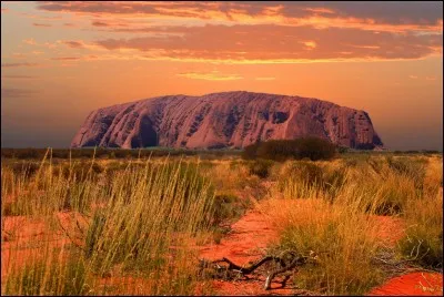 U : L'Uluru est l'autre nom donné à l'Ayers Rock en Nouvelle-Zélande.