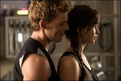 Que propose Finnick à Katniss lors de leur première rencontre ?