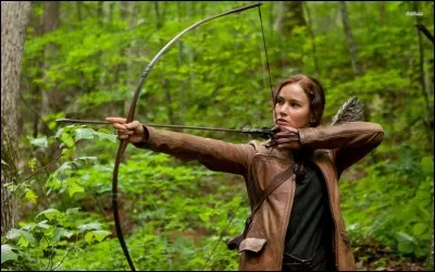 Comment s'appellent les fugitives du district 8 que Katniss rencontre dans la forêt ?