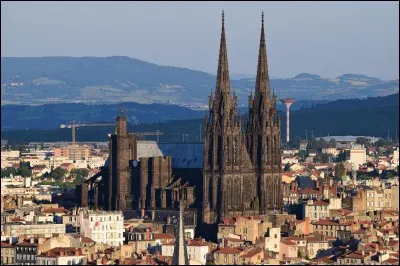 La ville de Clermont-Ferrand porte le surnom de « diamant noir ».