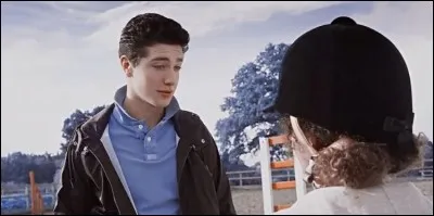 De quel garçon tombe-t-elle amoureuse la première fois qu'elle rentre dans le club ?