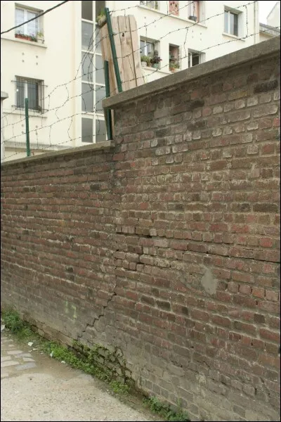 Ce mur est terriblement __.