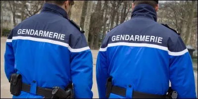 Quels âges avaient les fillettes retrouvées mortes dans un appartement près d'une caserne de gendarmerie en juin 2018 ?
