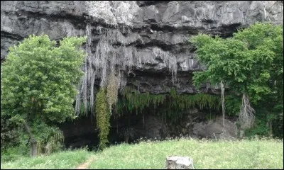 Comment s'appelle la grotte de Saint-Paul ?