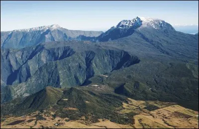 Par quel volcan, maintenant endormi, La Réunion fut-elle formée ?