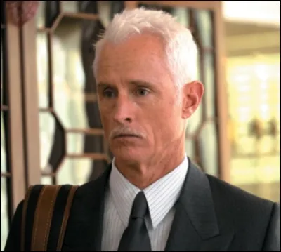 Les recherches du p&egrave;re de Tony sur le Tesseract ont quand m&ecirc;me eu une certaine importance dans l'&eacute;volution du r&eacute;acteur ARC, donc dans l'armure d'Iron Man... Comment s'appelle-t-il, d'ailleurs, son p&egrave;re ?