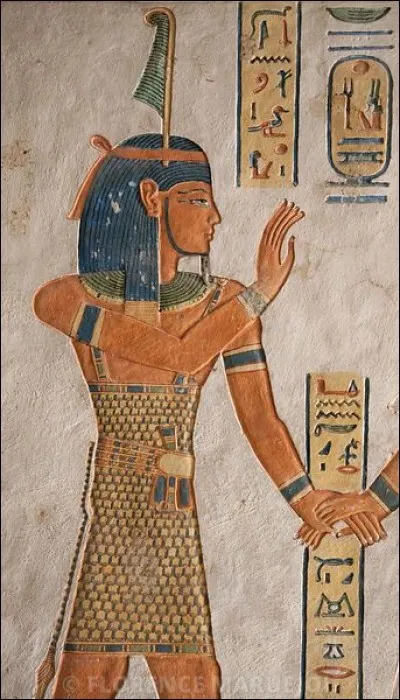 C'est le dieu cosmique, il est maître de l'air. Il porte une plume d'autruche et habituellement, un sceptre. Il est l'élément vivifiant, le souffle de vie. 
On le voit souvent écrit avec un Ch.