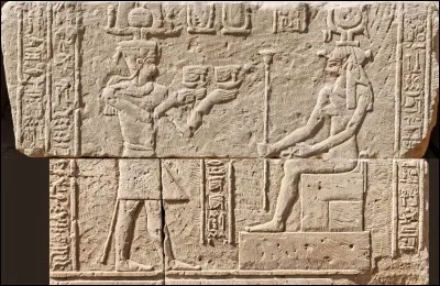 Déesse cobra, elle est la protectrice du pharaon et de la Basse-Égypte : elle est donc coiffée de la couronne rouge du Nord. Elle est symbole de la végétation du delta du Nil.