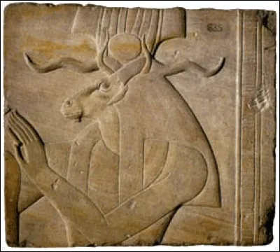 On le représente comme homme à tête de bélier aux cornes horizontales et en spirales. C'est le maître de l'eau fraîche et il règne à ce titre, sur la première cataracte du Nil, près de l'île Éléphantine, considérée comme la source du fleuve.