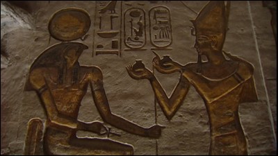 Dieu solaire, créateur de l'univers, il voyage chaque jour, à travers le ciel, à bord de sa barque sacrée. Il est représenté par un disque solaire, sur une tête de faucon. C'est le dieu le plus important du panthéon égyptien.