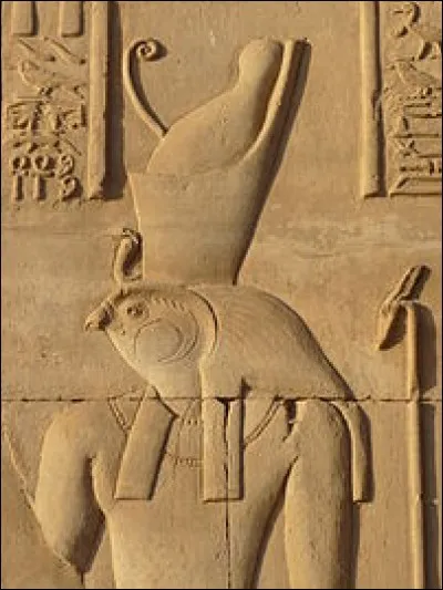 Il porte la double couronne et est aussi dieu du ciel, fils d'Isis et Osiris et ennemi de Seth. Il est représenté par un homme avec une tête de faucon : c'est le protecteur des pharaons.