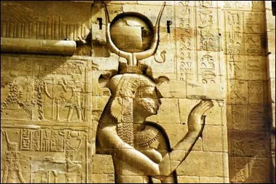 C'est une femme portant le disque solaire entre ses cornes (de vache), elle est déesse de l'amour, de la beauté, de la musique, de la fête, de la maternité, de la joie et du rire.
Elle est l'associée d'Horus et c'est l'oeil de Rê.
Les Grecs l'avaient identifiée avec Aphrodite.