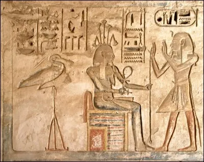Dieu du Nil, de la fertilisation des terres, il possède une personnification androgyne et a des plantes sur la tête. Ses crues annuelles (avant le barrage d'Assouan) apportaient la fécondité au pays, rendant le peuple heureux...
