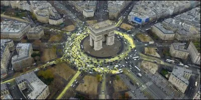 Bien que beaucoup la nomme encore 'place de l'Étoile' (à Paris), elle a changé de nom en 1970. Quel est-il ?