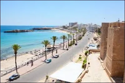 Où se situe la ville de Monastir ?