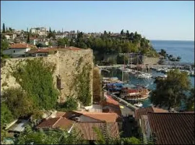 Pour votre voyage de noce, vous avez choisi Antalya. Vous découvrirez ...