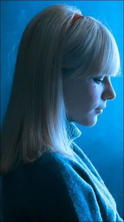 Sur la photo de "Salut Les Copains" , elle est devant ...