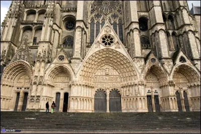 Quelle ville a pour surnom ' La cité Jacques Cur' ?