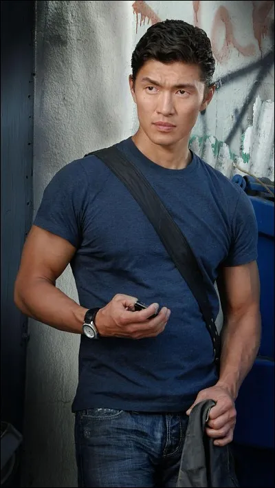 Qui frappe Johnny Tran après lui avoir dit que c'était une balance ?