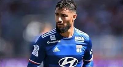 Quel milieu de terrain de l'Olympique lyonnais est né à Lyon le 18 juillet 1993 ?