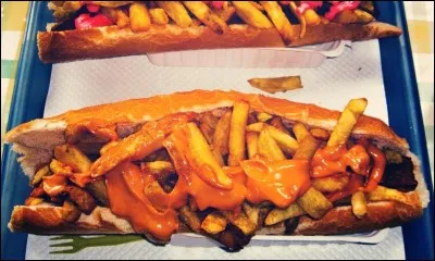 Comment appelle-t-on cette demi-baguette belge, contenant des frites, de la viande cuite et de la sauce ?