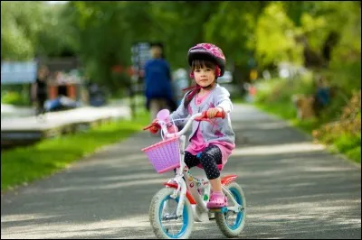 Elle ... faire un tour &agrave; v&eacute;lo.