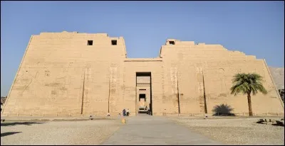 Situé sur la rive ouest de Louxor, à moins de 2 km du Ramesseum, se dresse le plus vaste de tous les temples funéraires égyptiens : il a été construit pour le dernier des grands pharaons.
Il servit de temple ville et hébergeait en sécurité des fonctionnaires et des artisans.
