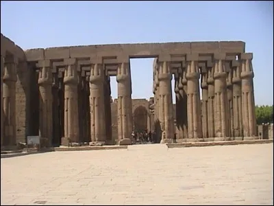 Cet élégant temple a été érigé sur la rive ouest du Nil et est enligné pour accueillir le soleil naissant. Il a été dépouillé de tout sauf, les inscriptions sur ses colonnes. 
Ce temple a été construit par un pharaon sous lequel l'Égypte parvint à l'apogée de sa puissance artistique et internationale. Il est le père d'Akhénaton.