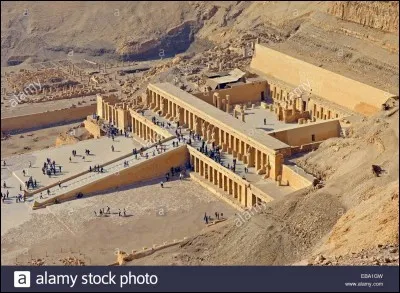 Ce temple est situé sur la rive opposée à Karnak et Louxor. Construit à même la falaise, il représente le rare exemple d'un monument dédié à une reine pharaonne : ses trois terrasses étaient autrefois couvertes de jardins.