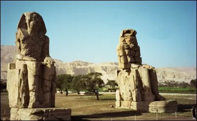 Amenhotep III (1350 av. J.-C.,) y avait construit le temple des millions d'années. La fonction originelle de ces deux colosses à l'effigie du pharaon, était de garder l'entrée du temple funéraire.