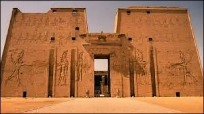 Celui-ci, au contraire, est très bien conservé et nous ménage une enrichissante visite jusque dans les détails, pour approfondir le mystère du fils d'Isis et d'Osiris : on a consacré, au dieu faucon, ce grand bâtiment entièrement fait en grès, long de 137 m, large de 79, avec des pylônes haut de 36.