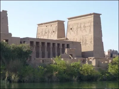 Aborder sur sa nouvelle île pour le visiter, est une expérience touristique stimulante, échoppes des commerçants mise à part. C'est un superbe temple et il est dédié à Isis, l'épouse d'Osiris.Cet édifice est très bien conservé, ses mûrs et ses colonnes sont recouverts de magnifiques peintures colorées.