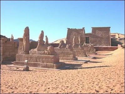 C'est ici, en Nubie, qu'on trouve le troisième hémispéos que Ramsès II s'y fit construire : il fut érigé, près d'un passage en coude sur le Nil, réputé difficile à franchir. On y accédait par une allée de sphinx à l'effigie du pharaon.