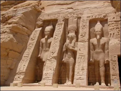 Situé en Nubie, ce temple a été comme son voisin, le temple d'Abou Simbel, taillé dans le roc de la paroi. Ramsès II l'a fait construire pour son épouse : cette dernière assurait la direction de l'Egypte lorsque son mari partait en guerre et était très appréciée de son peuple.