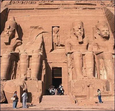 Qu'on l'atteigne, par les airs ou par l'eau, une fois là, on admire : cette expérience spatio-temporelle a été creusée à même le roc. C'est le plus grand temple de Ramsès II et le plus visité d'Égypte.

Grâce à l'Unesco, il a été sauvé des eaux du lac Nasser, à cause du barrage d'Assouan : reconstruit par blocs, j'ai eu l'inédit de pénétrer en son centre, c'est comme l'infrastructure d'un stade.