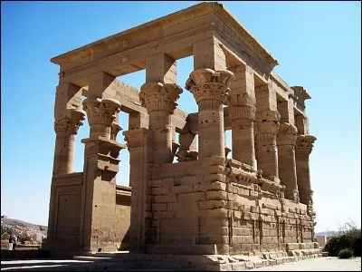 Cette rangée de colonnes est tout ce qui reste d'un temple dédié à Thot, que les Grecs anciens associaient à Hermès, parce qu'ils étaient tous deux dieux de la magie et de l'écriture. 
Il est représenté par l'ibis comme étant un scribe qui préside à toutes connaissances.