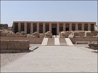 Il y eut plusieurs sanctuaires à Abydos : celui-ci, c'est un majestueux temple funéraire construit par les souverains Séthi Ier et Ramsès II. Il a été érigé pour attirer sur le pharaon décédé, les bienveillants soins d'Osiris, le dieu de la régénération et le souverain de l'Au-delà.
