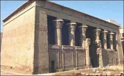 Sa construction commença sous Ptolémée VIII et se termina durant la domination romaine, sous le règne de Claude puis, de Marc Aurèle. Le temple fut bâti sur un emplacement beaucoup plus ancien de la XVIIIe dynastie. 
Il était dédié à la déesse Neith et au dieu Khnoum (représenté avec une tête de bélier). Le temple commence directement par la salle hypostyle, les pylônes étant depuis disparus.