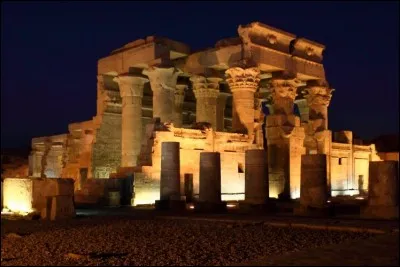 Ce magnifique temple a, heureusement, été très bien conservé : on ne peut qu'admirer sa qualité remarquable et les soins apportés au détail.
Il a été érigé au sud de Louxor. Il est dédié au dieu crocodile Sobek et est avantageusement situé, sur une dune surplombant le Nil. Il faut y arriver au coucher de soleil.