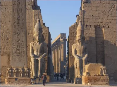 Ce majestueux temple, construit à 1km au sud de Karnak, à l'emplacement de l'ancienne cité de Thèbes, est dédié au dieu Amon. On est impressionné par la dimension de ces bâtiments, témoignages de Ramsès II.
Le second obélisque, pris sur cet emplacement, se trouve Place de la Concorde, à Paris.