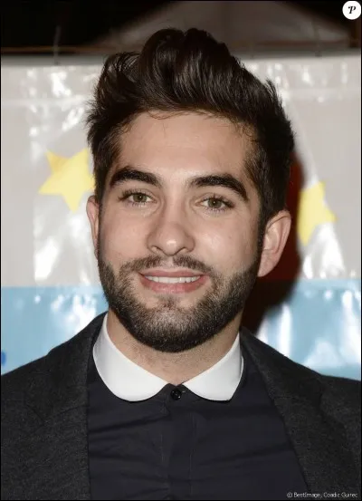 Pourquoi ne pas parler un peu des stars de la chanson ? Allons-y ! Kendji Girac est souvent accompagn&eacute; de quel instrument dans ses chansons ?