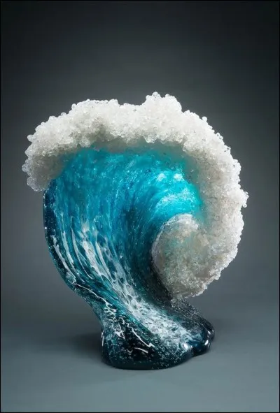 Dans quel pays europ&eacute;en 'fado' se trouve la ville c&ocirc;ti&egrave;re de Nazar&eacute;, 'spot' de surf de renomm&eacute;e mondiale ?