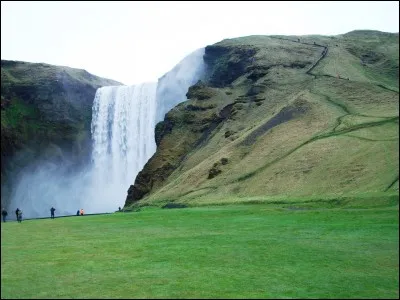 Parmi les pays en lice lors de ce mondial 2018, lequel est le moins peuplé ?