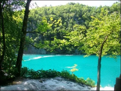 Quelle équipe évolue avec un maillot constitué d'un damier blanc et rouge ?