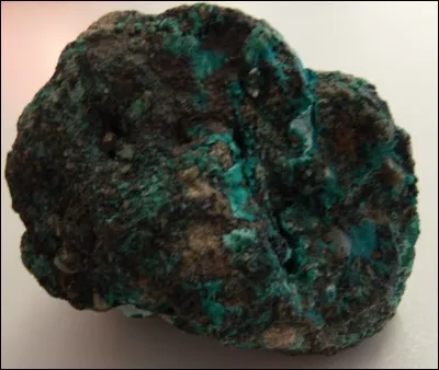 Comment appelle-t-on une pierre non taillée ?