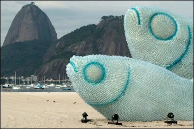 Cette sculpture a été créée sur une plage de Rio de Janeiro, mais elle est entièrement faite de bouteilles en plastique ! Alors, vraie image ou montage ?