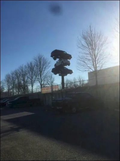 Waouh, ces 3 voitures tiennent les unes sur les autres ! Comment est-ce possible ?