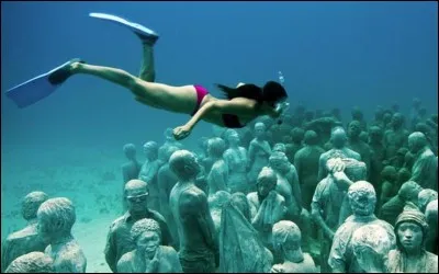 Cette femme nage au beau milieu de plusieurs corps humains sous l'eau ! Ce n'est pas possible !