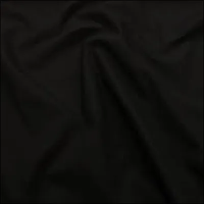 Elle s'habille souvent en noir et elle a...