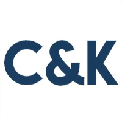 Habitant à Lyon auparavant, elle avait deux voisins très sympas, youtubeurs également, dont les pseudos sont...